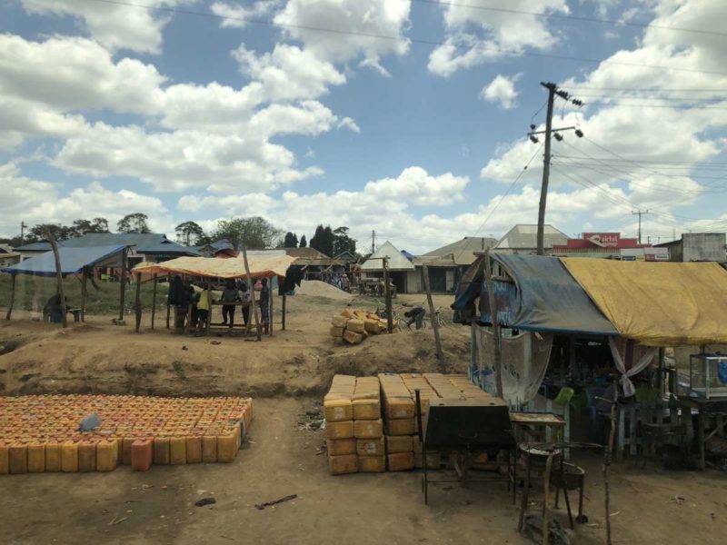 Kenia Kanister und Hütten am Straßenrand