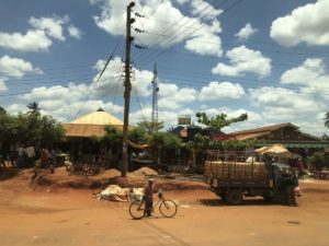 Straßenrand und Häuser in Kenia