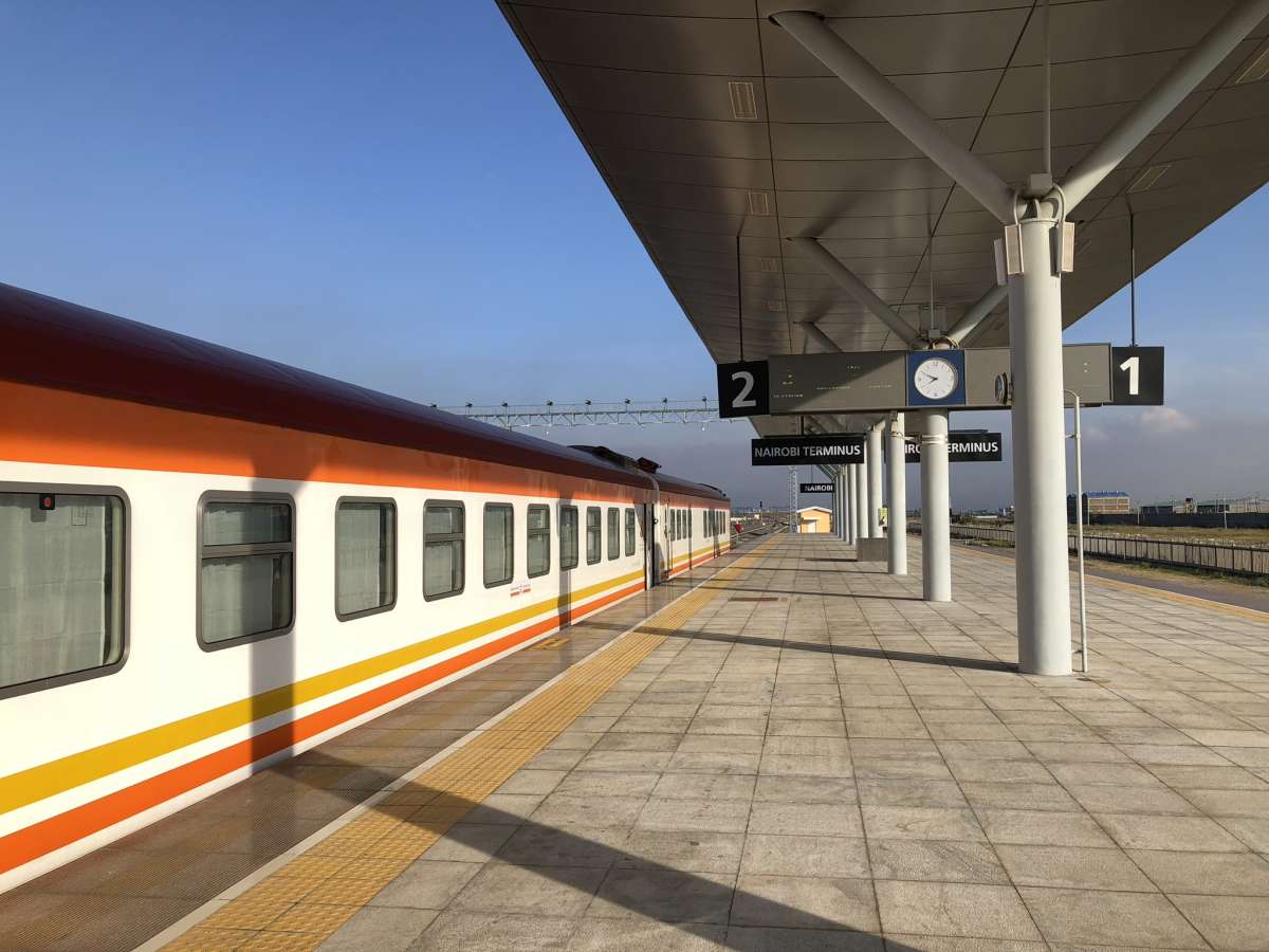 Nairobi Terminus Bahnsteig & Zug